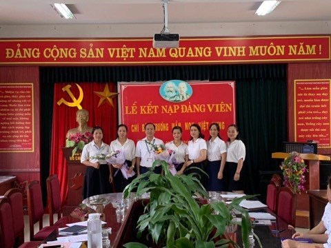 Chi bộ trường mầm non Việt Hưng tổ chức lễ kết nạp đảng viên mới.